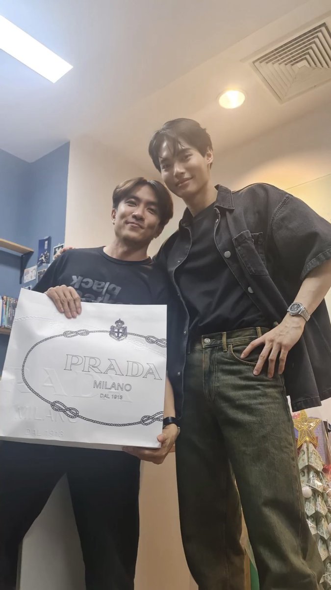 __opywpy__'s tweet photo. 送Prada給P’Aof🎁
cr. backaof 

#winmetawin https://t.co/kGWshKGJwz