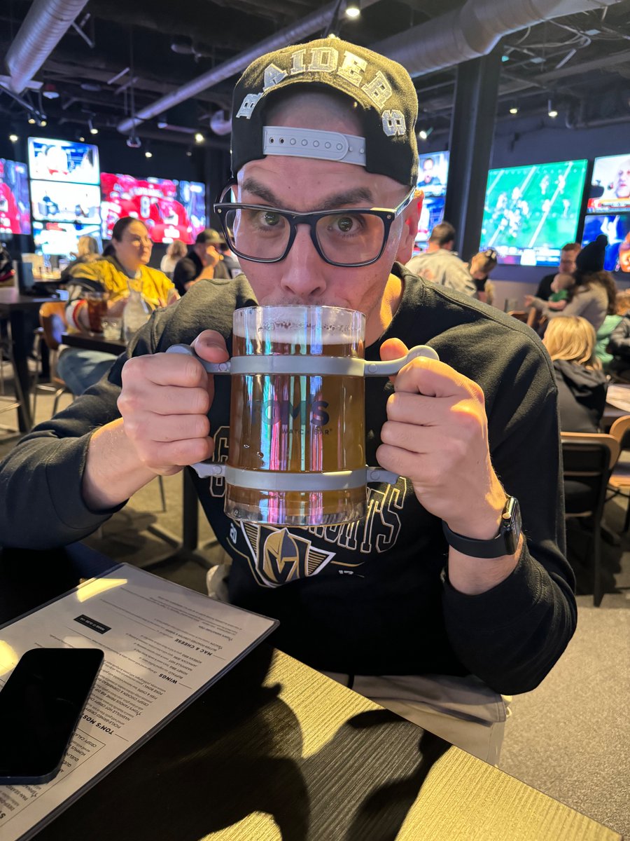 vegasvaluations's tweet photo. 🍺BIG Beers
+
🍔Great Food
+
💰Fair Prices
+
😎Good Vibes
+
💯Billing to Room for those #MGMRewards Points
= TOM'S WATCH BAR in @NYNYVegas
___
#LasVegas
#Review
#Vegas
#BIGBeer