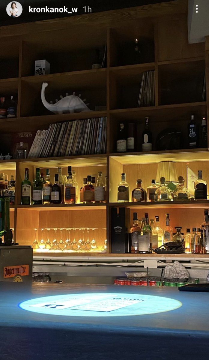 SoManyLies1515's tweet photo. What an obvious set-up.. #Pond posting the ultimate fan service that was sure to come with #Shine,  @milephakphum &amp; #Apo side by side at the #Coldplay concert tonight while #Nan posts a random empty bar at the same exact time to make u think she's not at the concert.. 😂 #MileApo https://t.co/vmGf888LV2