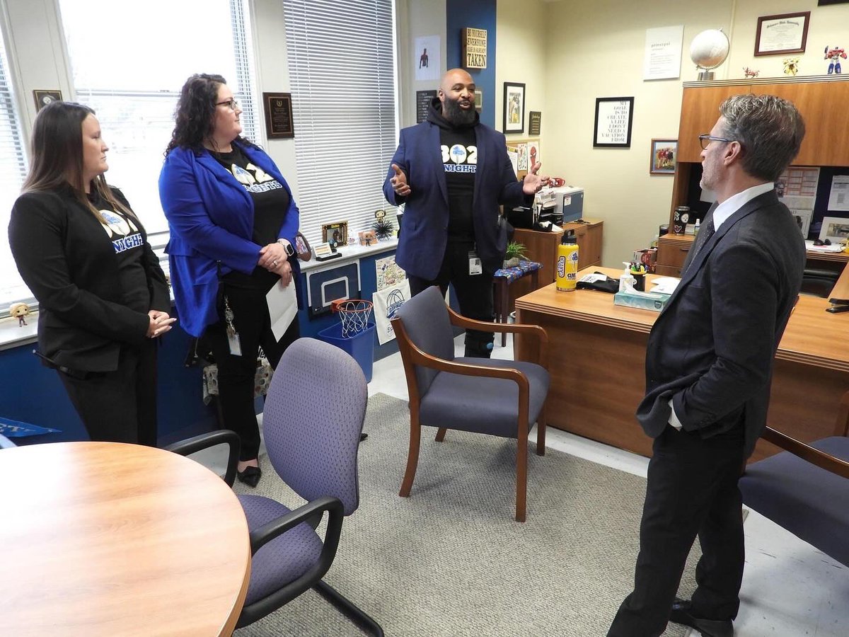 Drdjcarter's tweet photo. Thank you to @MarkHDelaware for stopping in to see all of the great things going on at GMS! #itallmatters #relationshipsmatter #HeyHey #GoldenKnights #Ourteachersrock #OurstudentsareAWESOME #EveryStudentEveryDay https://t.co/vJt4vogdrC