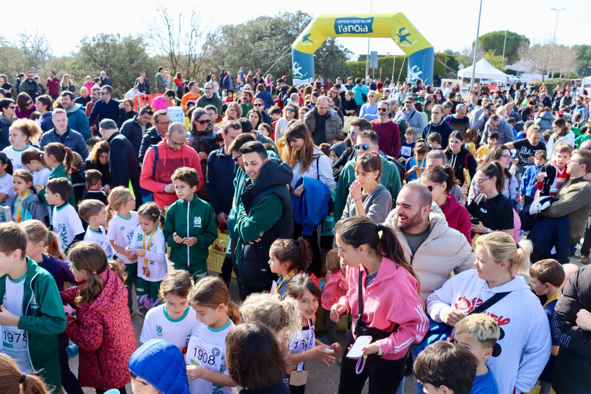parcerisasvalls's tweet photo. 🔝Molt bon ambient al 15è cros escolar de l’Anoia celebrat aquest matí als Hostalets de Pierola 🏃🏽‍♂️🏃🏽‍♀️

😊He estat un dels 400 participants que hem recorregut un traçat al voltant de camps, vinyes i oliveres 🌱🍇🫒

Un agraïment a totes les persones que ho han fet possible 👏🏾👏🏾 https://t.co/GtuArMkDA3