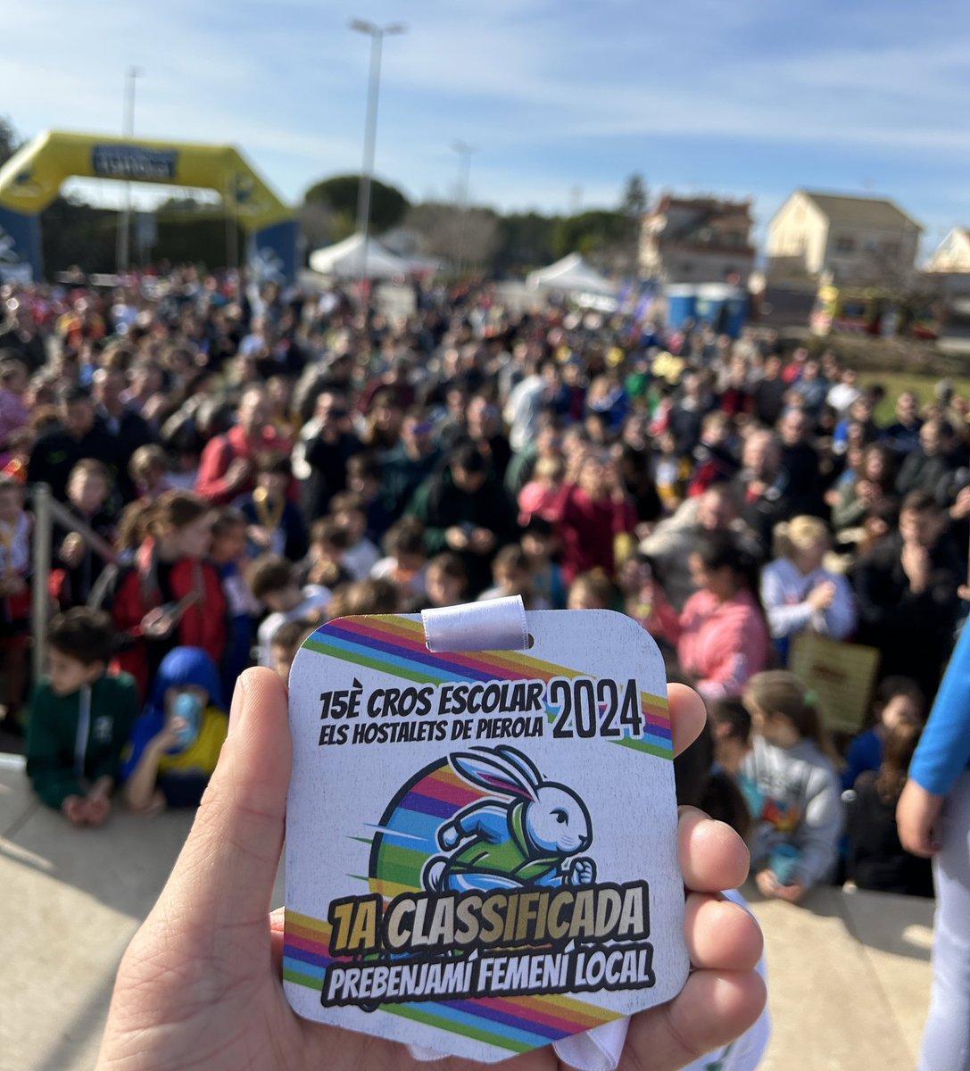 parcerisasvalls's tweet photo. 🔝Molt bon ambient al 15è cros escolar de l’Anoia celebrat aquest matí als Hostalets de Pierola 🏃🏽‍♂️🏃🏽‍♀️

😊He estat un dels 400 participants que hem recorregut un traçat al voltant de camps, vinyes i oliveres 🌱🍇🫒

Un agraïment a totes les persones que ho han fet possible 👏🏾👏🏾 https://t.co/GtuArMkDA3