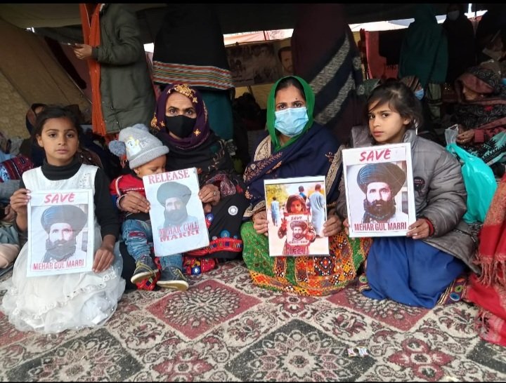 YasinMarri's tweet photo. ہر شام سُلگتی آنکھوں کو دیوار میں چُن کر جاتی ہے
ہر خواب، شکستہ ہونے تک زنجیرِ سحر میں رہتا ہے 

 #ReleaseMehrGulMarri 
#ReleaseBalochMissingpersons https://t.co/xT9ciptCrP