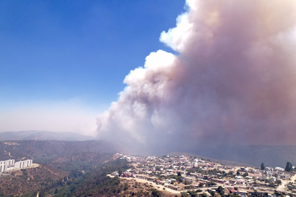 hellorender's tweet photo. 13:50 vista desde Colinas de oro #Quilpue region de valparaiso #IncendiosForestales https://t.co/mTMSuOCdJA