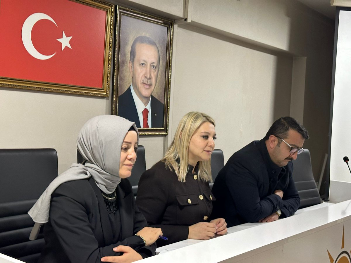 serap_ekmekci's tweet photo. İl Kadın Kolları Teşkilatımız ile bir aradayız...
Her seçim döneminde olduğu gibi yine hazırız. 
Yine yelkenleri biçtik. Yine gecemizi gündüzümüze katmaya niyet ettik. Her vatandaşımızın oyuna ve her derde derman olmaya talibiz. Yolumuzdan dönmeyiz asla.
@AKKADINGM 
@ak_kastamonu https://t.co/BwfywPK2zB