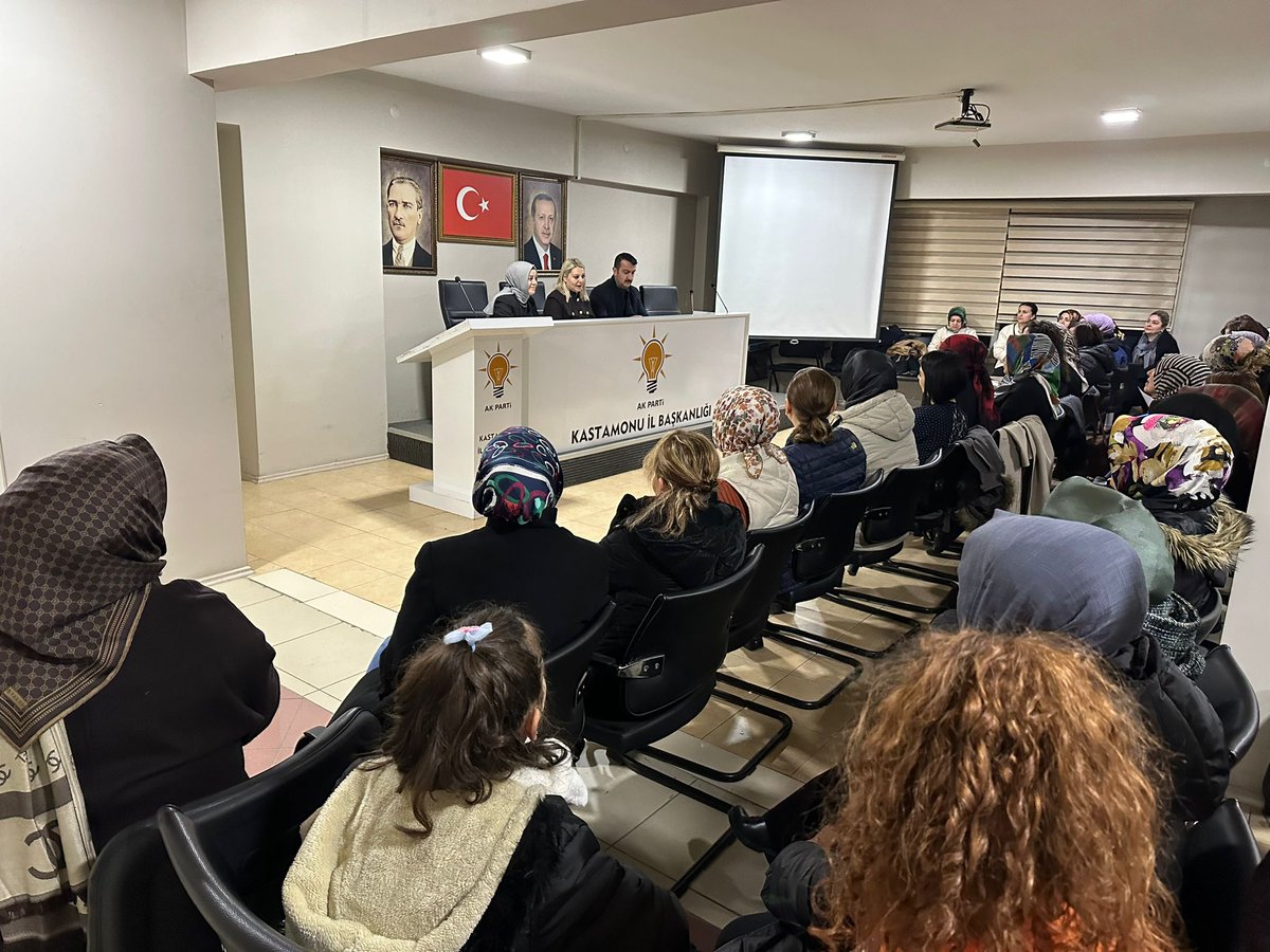 serap_ekmekci's tweet photo. İl Kadın Kolları Teşkilatımız ile bir aradayız...
Her seçim döneminde olduğu gibi yine hazırız. 
Yine yelkenleri biçtik. Yine gecemizi gündüzümüze katmaya niyet ettik. Her vatandaşımızın oyuna ve her derde derman olmaya talibiz. Yolumuzdan dönmeyiz asla.
@AKKADINGM 
@ak_kastamonu https://t.co/BwfywPK2zB