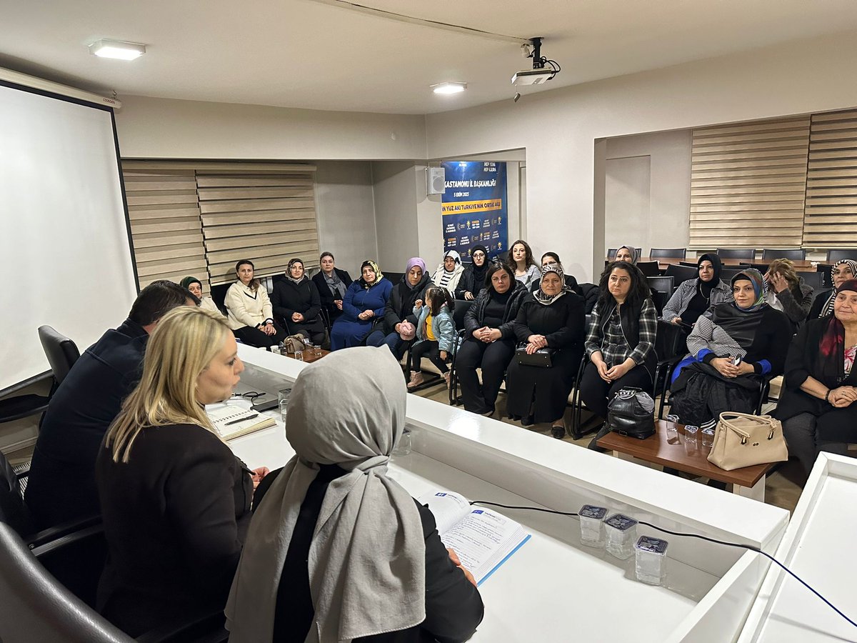 serap_ekmekci's tweet photo. İl Kadın Kolları Teşkilatımız ile bir aradayız...
Her seçim döneminde olduğu gibi yine hazırız. 
Yine yelkenleri biçtik. Yine gecemizi gündüzümüze katmaya niyet ettik. Her vatandaşımızın oyuna ve her derde derman olmaya talibiz. Yolumuzdan dönmeyiz asla.
@AKKADINGM 
@ak_kastamonu https://t.co/BwfywPK2zB