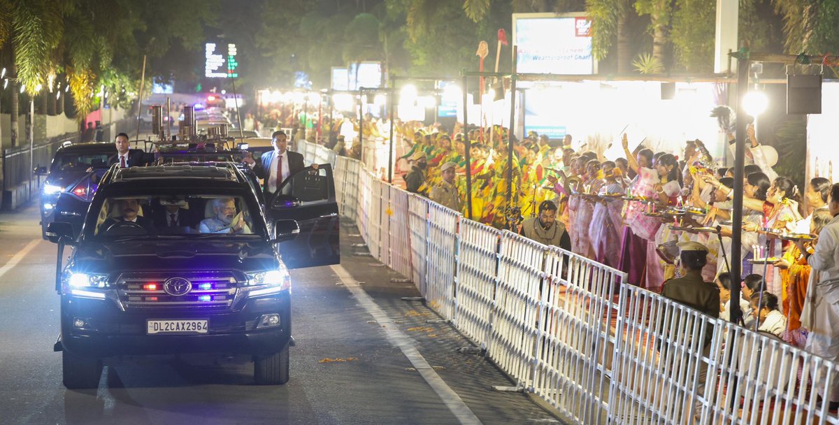 BJP4India's tweet photo. 𝐍𝐚𝐌𝐨 𝐫𝐞𝐜𝐞𝐢𝐯𝐞𝐬 𝐚 𝐠𝐫𝐚𝐧𝐝 𝐰𝐞𝐥𝐜𝐨𝐦𝐞 𝐢𝐧 𝐀𝐬𝐬𝐚𝐦! 🇮🇳 https://t.co/J7jyfrfKEi