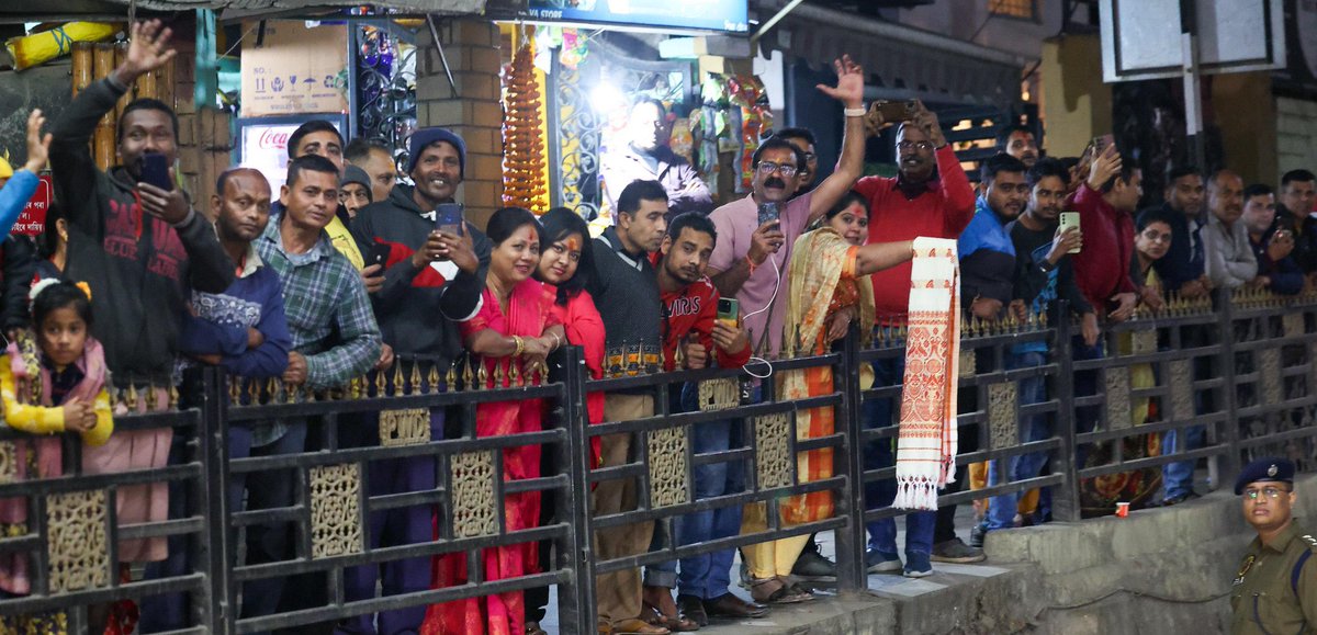 BJP4India's tweet photo. 𝐍𝐚𝐌𝐨 𝐫𝐞𝐜𝐞𝐢𝐯𝐞𝐬 𝐚 𝐠𝐫𝐚𝐧𝐝 𝐰𝐞𝐥𝐜𝐨𝐦𝐞 𝐢𝐧 𝐀𝐬𝐬𝐚𝐦! 🇮🇳 https://t.co/J7jyfrfKEi