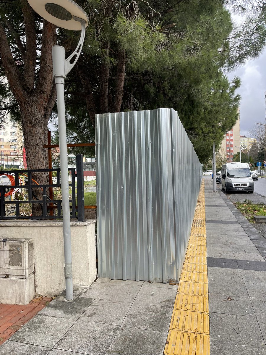 bagdathakan's tweet photo. @Basaksehir_Bld merhaba, Sabahattin Zaim cad. Üzerindeki bu kaldırım işgali normal mi? Hem kaldırım hem de engelli yürüyüş yolu arkadaki inşaat tarafından gasp edilmiş. https://t.co/OTuXWBaIjX
