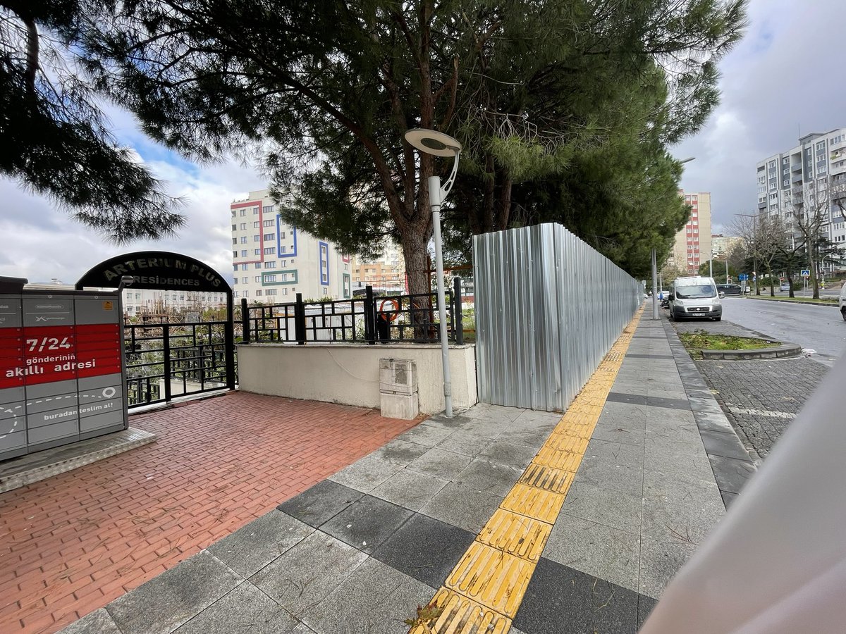 bagdathakan's tweet photo. @Basaksehir_Bld merhaba, Sabahattin Zaim cad. Üzerindeki bu kaldırım işgali normal mi? Hem kaldırım hem de engelli yürüyüş yolu arkadaki inşaat tarafından gasp edilmiş. https://t.co/OTuXWBaIjX