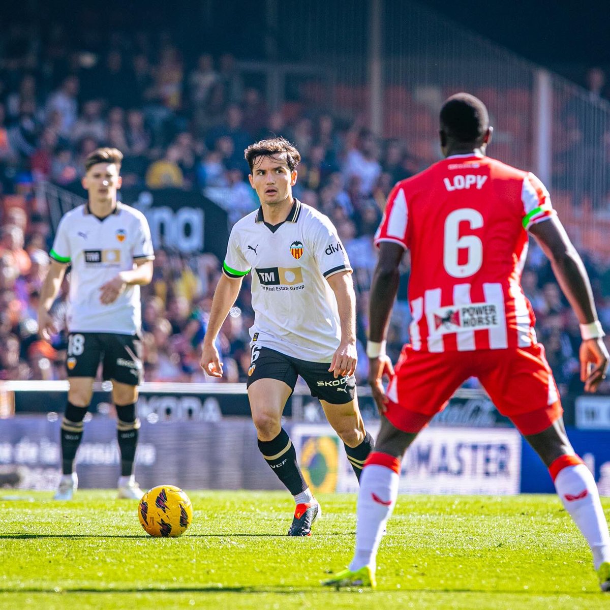 Sumamos tres puntos importantes! Gracias equipo, por darlo todo y a Mestalla por estar siempre ahi! 🦇⚫️⚪️ #Amunt @valenciacf