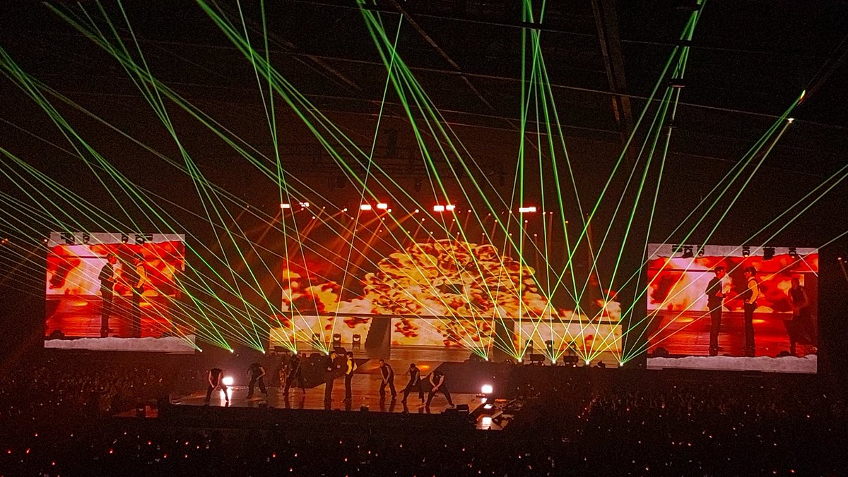 MiiNsmv's tweet photo. นี่นะคะ ลดสเกลแต่ไม่ลดเอฟเฟ็ค เลเซอร์กระแทกตาทุกกเพลง โปรดักชั่นใหญ่เกินฮอลล์มากกก #2024_TVXQ_TOUR_inBANGKOK https://t.co/VxUl9pHXAh