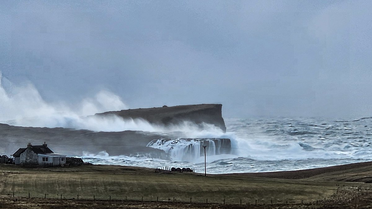 Spectacular day at Stenness, the waves were over topping 60 to 70 foot cliffs. @BBCScotWeather @BBCWthrWatchers @Shetnews @NLFerries @JudithRalston @weatherchannel @stvweatherwatch @StormHour @StormHourMedia #Shetland