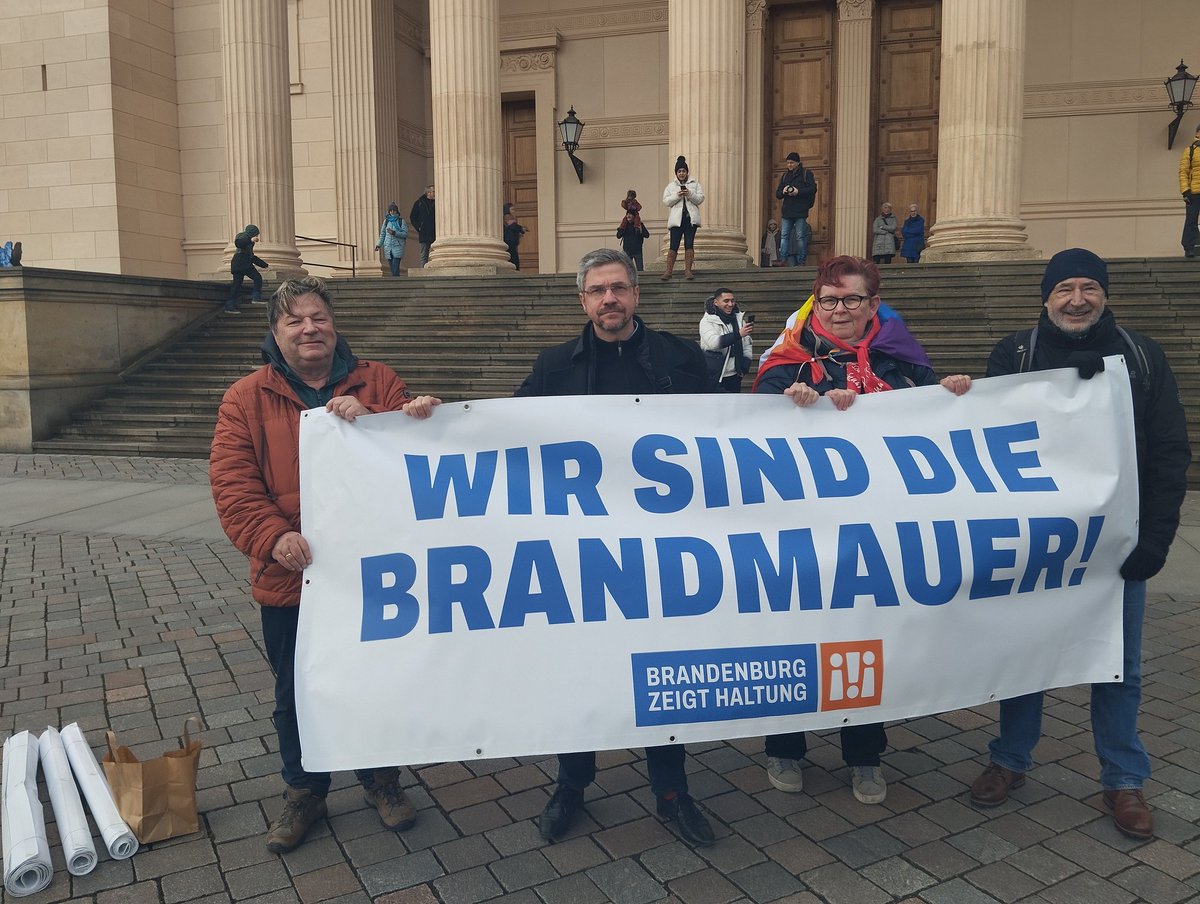 mawi1962's tweet photo. #WirSindDieBrandmauer und das mehr als deutlich. Aus allen demokratischen Lagern vereint um den #Brandenburger #Landtag. Da braucht es keine Sonderaufforderung. Machen wir alleine. Danke #Potsdam 🥰
@Mike_Schubert @zeigthaltung @LH_Potsdam 

#NiewiederistJetzt  💜💙💚💛🧡❤️🔯🕎 https://t.co/gTdufdhcQm
