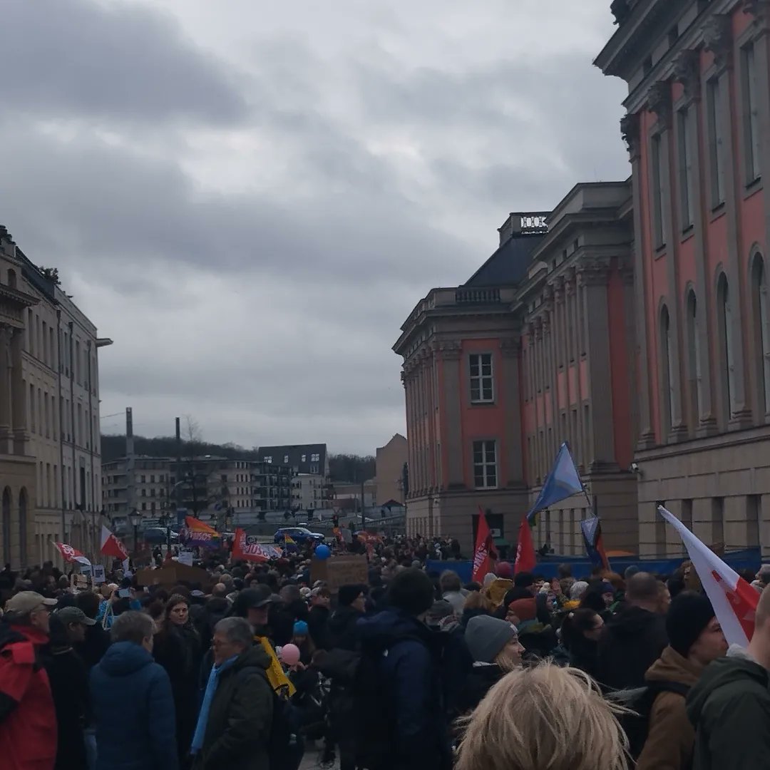 mawi1962's tweet photo. #WirSindDieBrandmauer und das mehr als deutlich. Aus allen demokratischen Lagern vereint um den #Brandenburger #Landtag. Da braucht es keine Sonderaufforderung. Machen wir alleine. Danke #Potsdam 🥰
@Mike_Schubert @zeigthaltung @LH_Potsdam 

#NiewiederistJetzt  💜💙💚💛🧡❤️🔯🕎 https://t.co/gTdufdhcQm