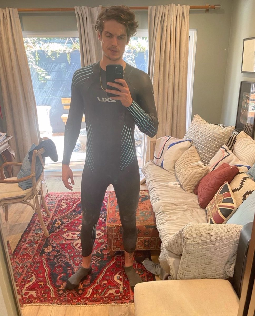 Danielxshar's tweet photo. It's not a good sign when you're out of breath after 20 minutes of struggling to get a wet suit on. https://t.co/KQKuvNywYN