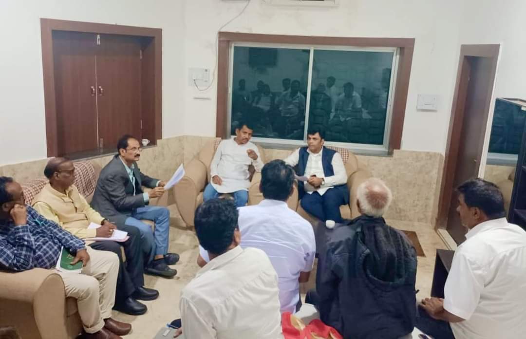 Amaresh_Patri's tweet photo. #OLIC_Sambalpur_Division Review
In presence of Hon'ble MLA Redhakhol #Sj_Rohit_Pujari,Hon'ble MLA Kuchinda #Sj_Kishore_chadra_Naik other MLA #representatives with SE,EE &amp; other officials followed by field visit. @CMO_Odisha @TukuniSahu @_anugarg @MoSarkar5T @OdishaWater @OLICLTD https://t.co/p2J1uAC3kk