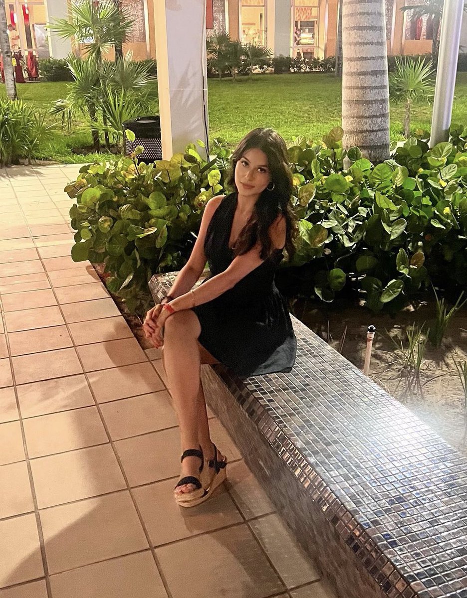 PinkProfit's tweet image. The face behind the account: 

Hello everyone 🫶🏻

Vanessa | 23 | Finance Enthusiast 📈 | Michigan 📍 | First-gen Latina 💃 | Spanish is my first language 🇲🇽 | 

Unveiling the world of finance, one tweet at a time! 💰✨