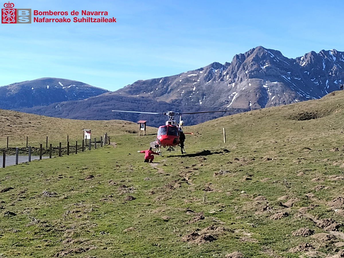bomberos_na's tweet photo. Intervenimos la tarde del #sábado para rescatar a una persona lesionada en el monte #Lakartxela (#Isaba)

Trasladada al Hospital Universitario de #Navarra 

#ParqueNavascués
#GRTNavarra
#Helicóptero
#HelicópteroMedicalizado
@policiaforal_na https://t.co/7lkDb7N9jG