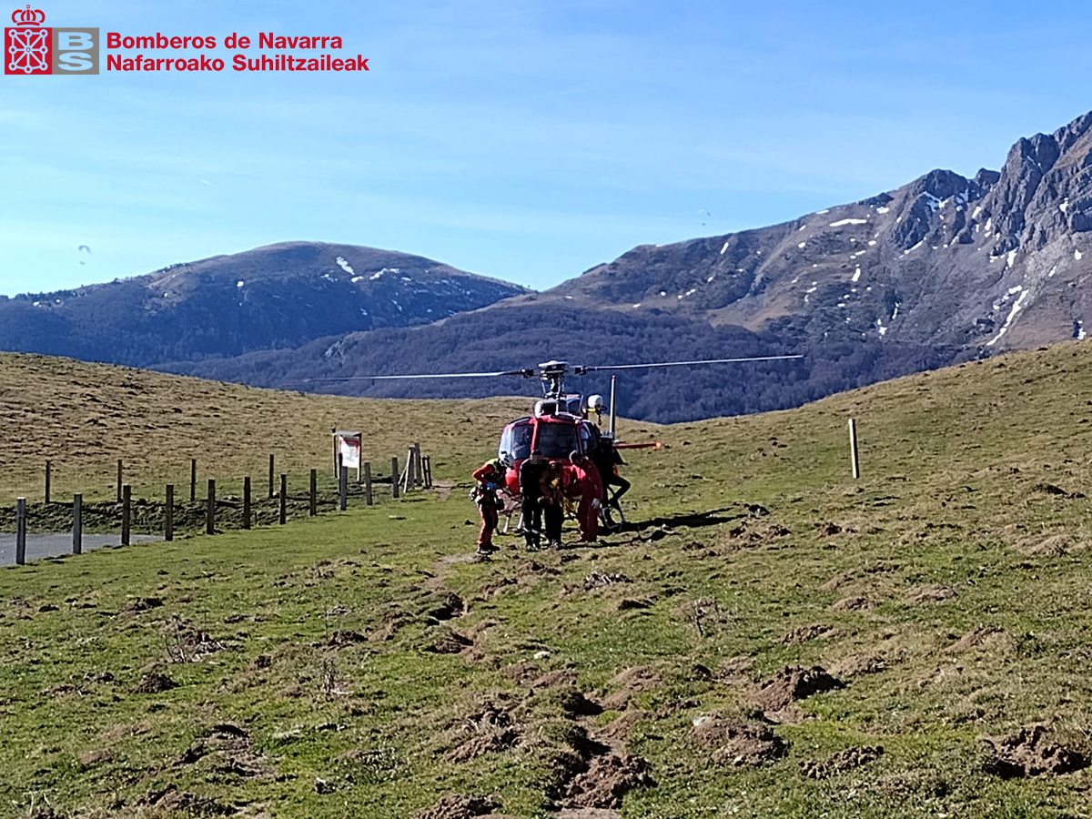 bomberos_na's tweet photo. Intervenimos la tarde del #sábado para rescatar a una persona lesionada en el monte #Lakartxela (#Isaba)

Trasladada al Hospital Universitario de #Navarra 

#ParqueNavascués
#GRTNavarra
#Helicóptero
#HelicópteroMedicalizado
@policiaforal_na https://t.co/7lkDb7N9jG