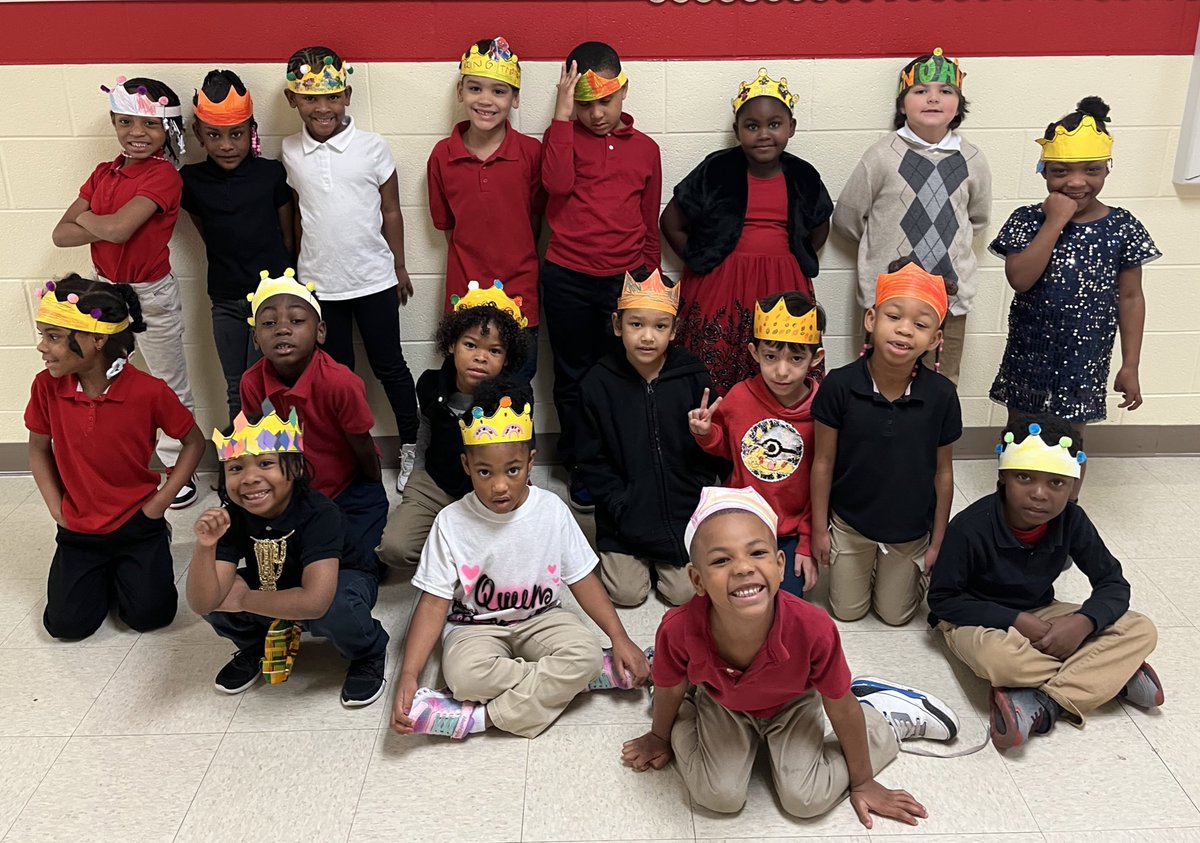 🤩Check out Ms Hoopingarner’s scholars! Kindergarten celebrated the end of the Kings & Queens LA unit by dressing up & putting on their crowns! Cardinals had fun watching their royal parade through the halls Friday afternoon! @DrShemon @JMCSchools @suptking #literacy #BestInTN