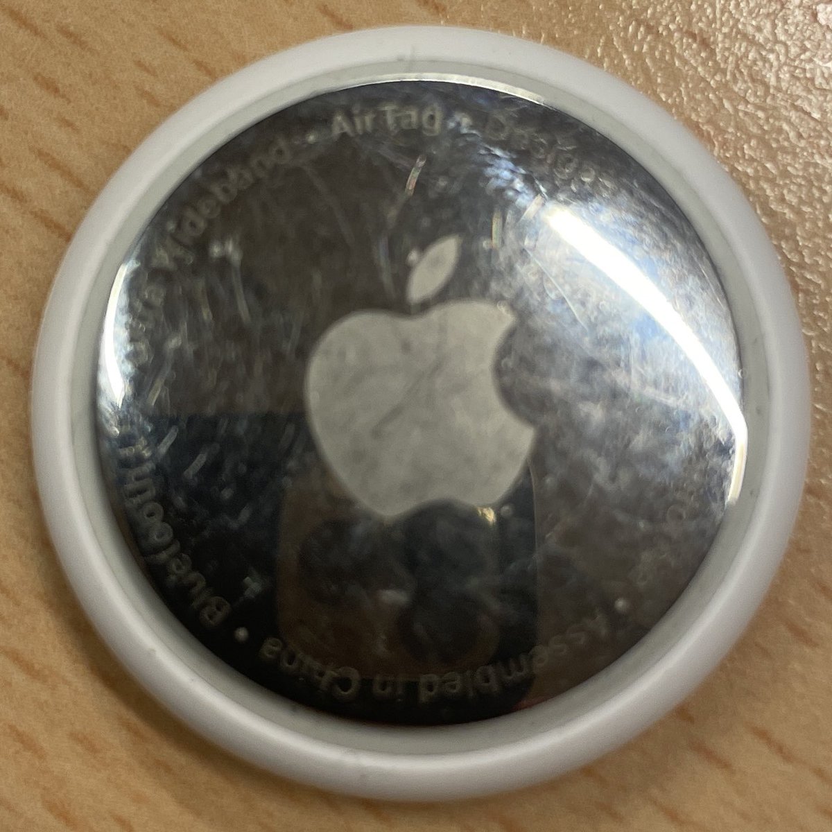 Gevonden in het Winkelcentrum #Ypenburg ter hoogte van de bloemenwinkel. Deze AirTag. Je zou toch denken dat de eigenaar hem zal missen. Wie mist hem? Af te halen bij de Digitale wijkagent de Jongh. Wel even uw iPhone met het serienummer van de #airtag meenemen