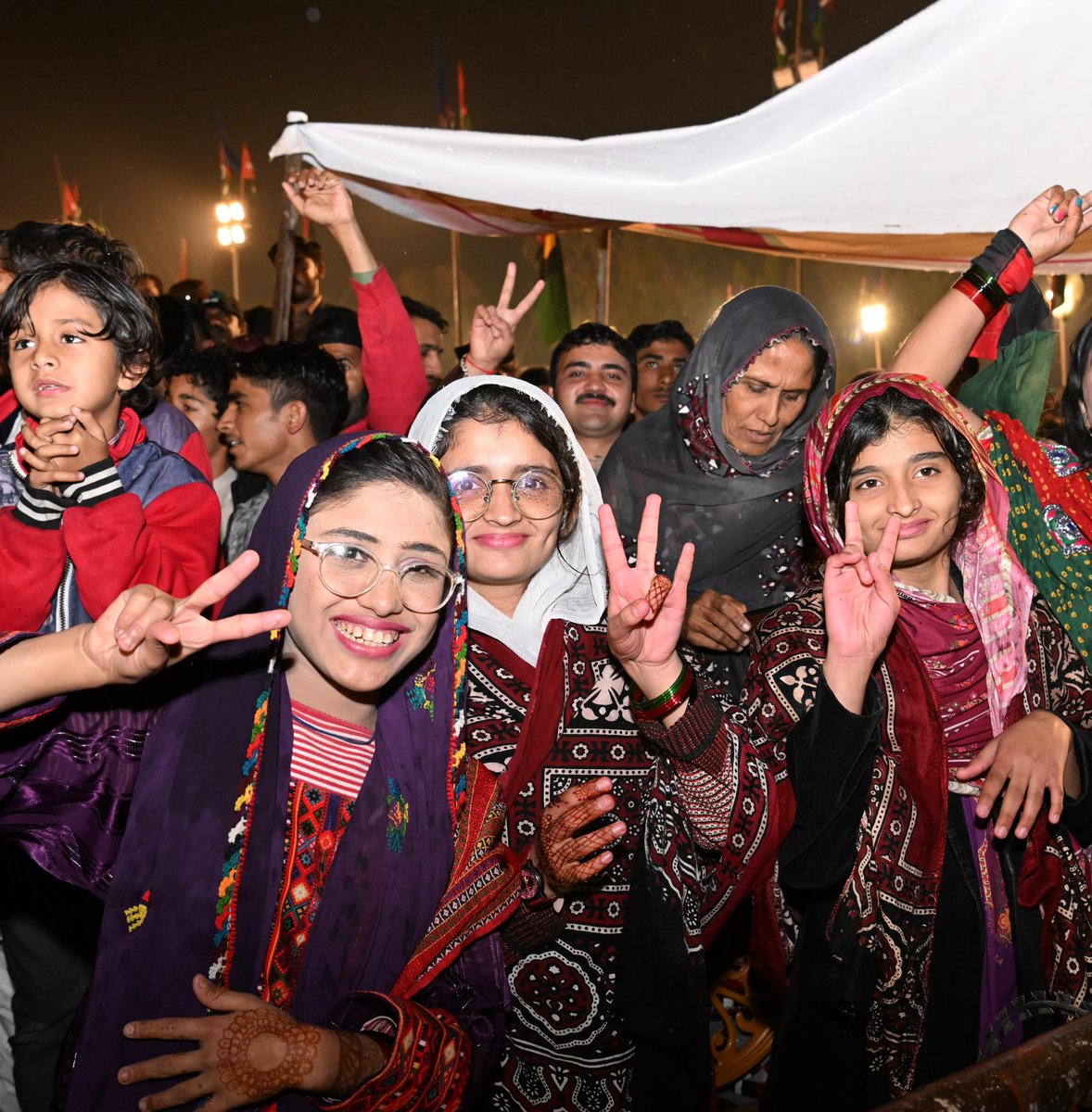 BBhuttoZardari's tweet photo. A special thank you to the sea of people in Mirpur Khas who braved hours of the cold and pouring rain to join me in my struggle  against inflation, unemployment, and poverty.  Together we will financially empower Haaris, we will ensure labourers and workers get their due, and we will provide unemployment support to the youth.  The path for a new, better future for Pakistan lies ahead. On 8th February choose the Teer, and choose the path to a peaceful, progressive, and prosperous Pakistan. 
#چنو_نئی_سوچ_کو #VoteTeer