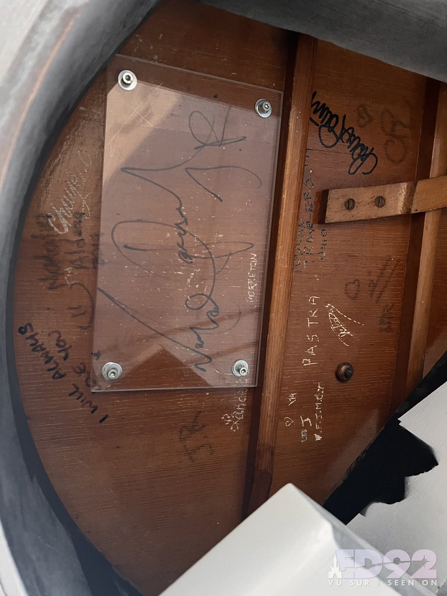 ED92Magic's tweet photo. Michael Jackson’s signature is still preserved under the piano in the Royal Suite 🎹❄️ https://t.co/dgls9zGuAo