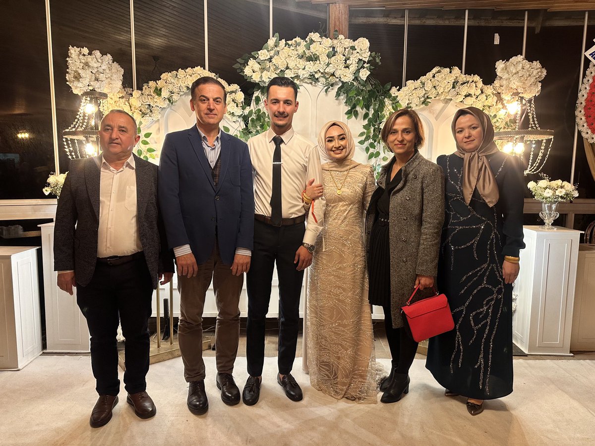 İbrahim ve Feyza kardeşlerimin nişan merasimlerinde mutluluklarına ortak olduk.Sevgi, saygı ve muhabbetli bir birliktelik dileriz.