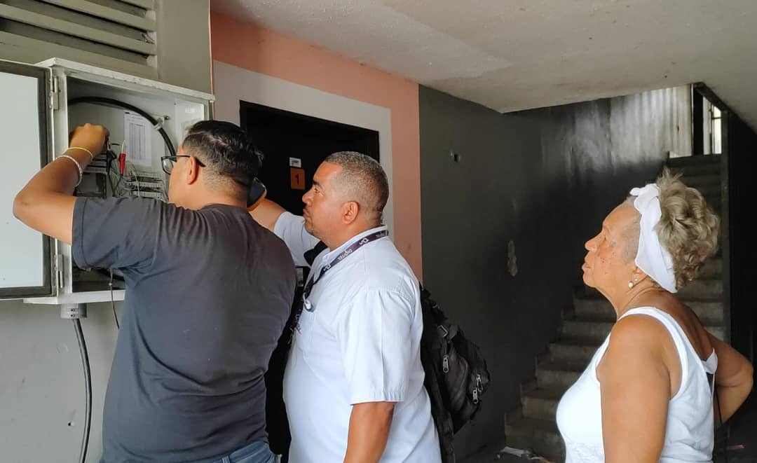 salaprensaCantv's tweet photo. #3Feb La Fuerza Azul de Cantv en Caracas ejecuta labores de mantenimiento a las redes de transmisión, para restituir y optimizar los servicios a usuarios de las parroquias: 

📍La Candelaria
📍Coche
📍El Recreo
📍San Pedro
📍San Bernardino
📍Santa Rosalía
📍Santa Teresa

El despliegue se realiza en articulación con el Poder Popular y brinda atención a los reportes realizados por la VenApp del 1x10 del Buen Gobierno.