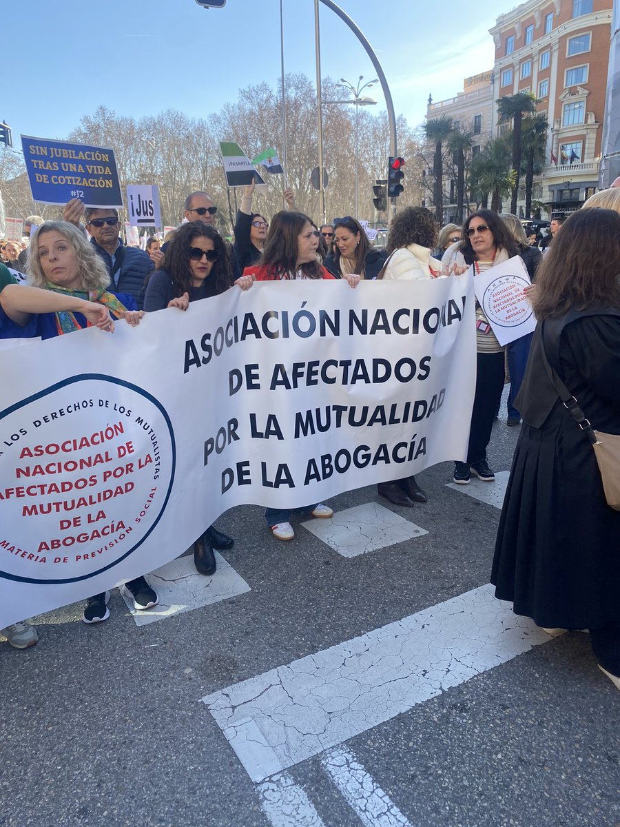 PilucaAbogado's tweet photo. @EnriqueSanz_MGA Madre mía Kike, ojo el ruido que hacen estos 4 🐈‍⬛ #Lomanaganaremos #ANAMA #TodosSomosJ2 #PensionesDignas #AbogaciaComprometida #VaXTodos #YoVoy3FMadrid https://t.co/H9AwEmVhFe