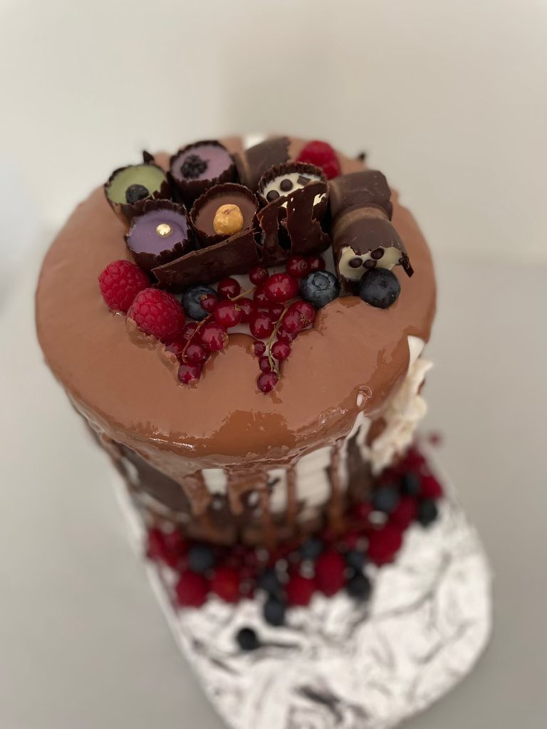 Lilli_Zeifert's tweet photo. Meine #Mutter hat für meine #Geburtstagsfeier #gebacken. Dieses erstaunliche, leckere #Meisterwerk ist daraus entstanden!😋
#DankeMama! https://t.co/sYBLeg9Zec