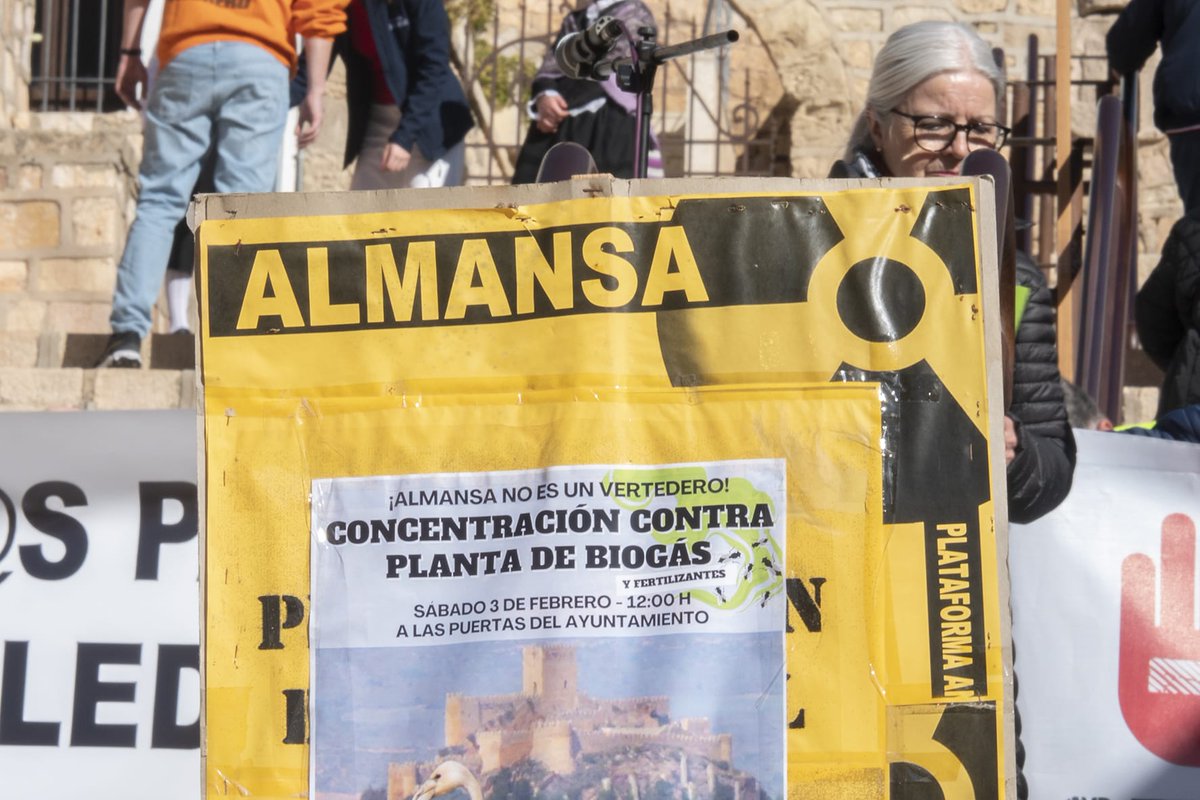 jlgarciagascon's tweet photo. Almansa se levanta contra el modelo vertedero del gobierno de Castilla-La Mancha. Unos pueblos sufren macrogranjas y otros los estercoleros de sus residuos; dos caras de la misma moneda. Solo nuestro proyecto de región ecologista trae esperanza ¡Juntas en la lucha @StopBiogas! https://t.co/uyGwcg3UJB