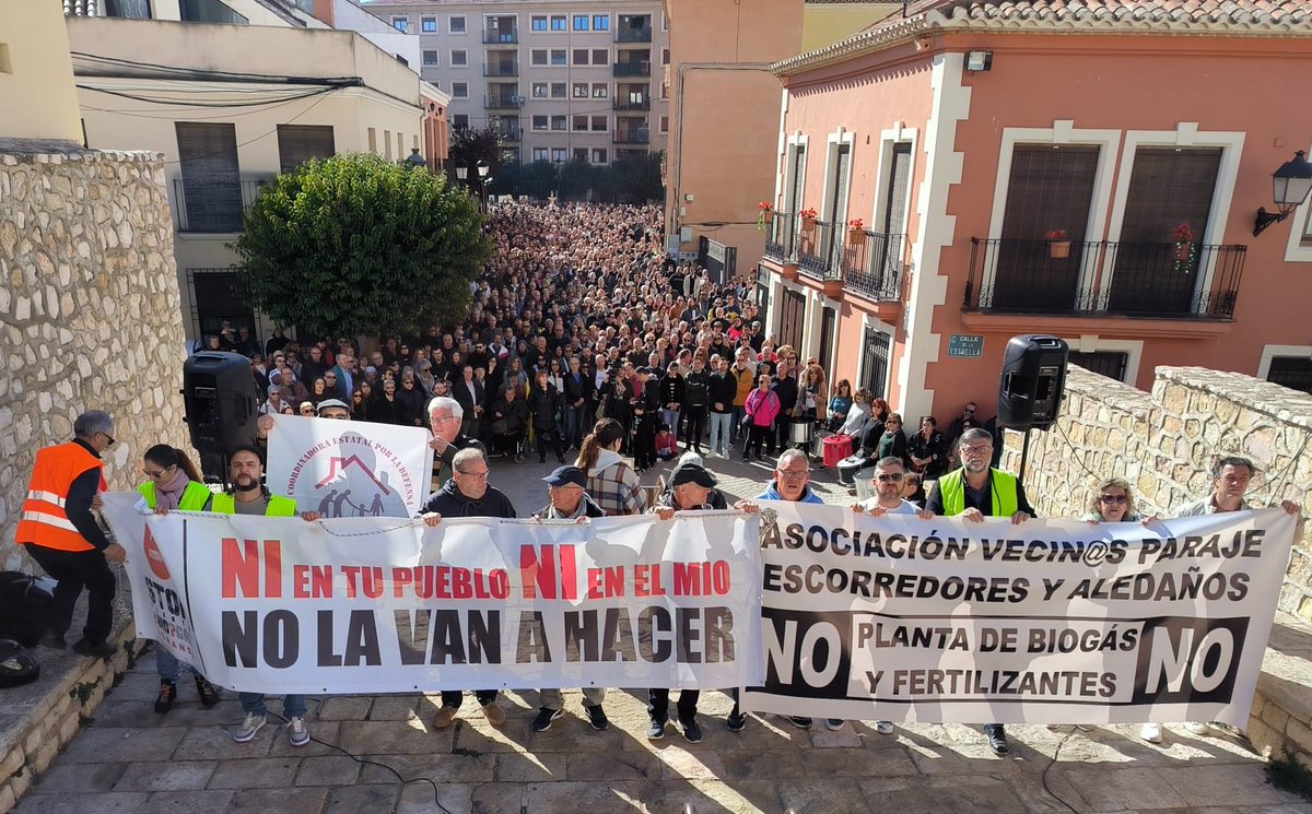 jlgarciagascon's tweet photo. Almansa se levanta contra el modelo vertedero del gobierno de Castilla-La Mancha. Unos pueblos sufren macrogranjas y otros los estercoleros de sus residuos; dos caras de la misma moneda. Solo nuestro proyecto de región ecologista trae esperanza ¡Juntas en la lucha @StopBiogas! https://t.co/uyGwcg3UJB