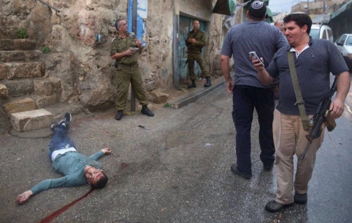 يلتقطون الصور التذكارية للفتى الفلسطيني بعد قتله

هؤلاء هم المستوطنون الصهاينة الذين يلهث #الصهاينه_العرب للتطبيع معهم