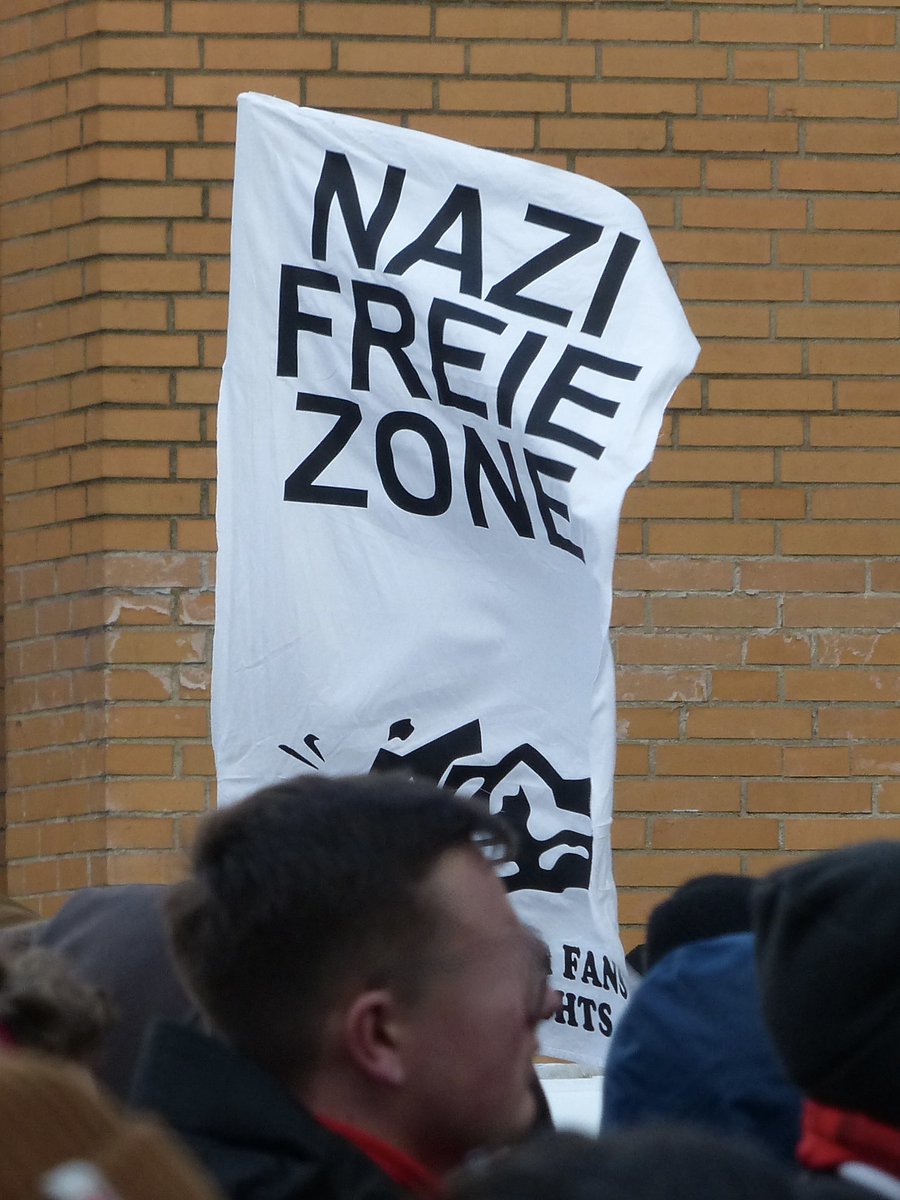In der "Dritten Halbzeit" demonstrierten heute in #Hamburg 14.000 (lt. Veranstalter) Fans des #fcsp gegen #noAfD, Rechtsruck und Faschismus #hh0302