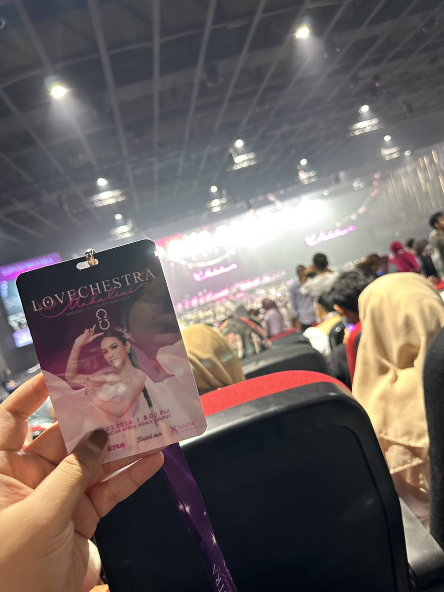 ezuaniselias's tweet photo. After so long time tak pegi concert. Rasa rindu nak gi concert. Ticket concert kpop terlalu mahal so kita mampu pegi sini je la 🤣🥹 https://t.co/bh7MK6mbPE