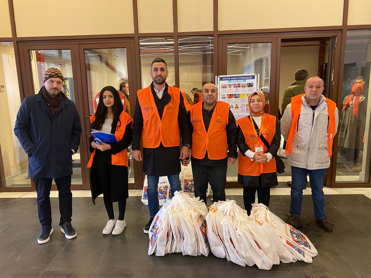keskinayse55's tweet photo. 📍TELSİZLER MAHALLESİ

#KalbimizKağıthane ve #Yenidenİstanbul diyerek komşularımızı ziyaret ediyor, desteklerini talep ediyoruz. 

1 Nisan’da İstanbul’a güneş doğana kadar durmak yok.

@osmannnurika 
@murat_kurum 
@MevlutOztekin 
@DrSerkanCntrk https://t.co/m6PGjBJKjR
