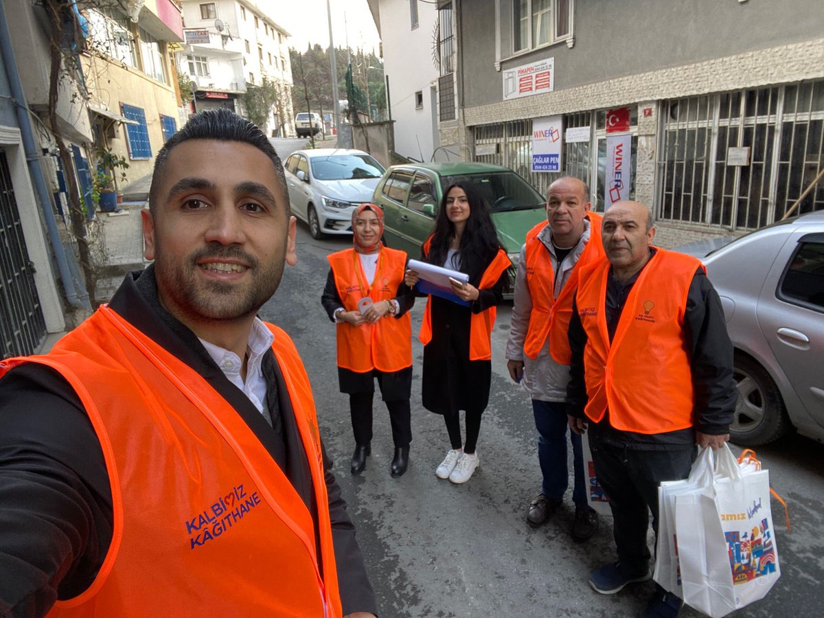 keskinayse55's tweet photo. 📍TELSİZLER MAHALLESİ

#KalbimizKağıthane ve #Yenidenİstanbul diyerek komşularımızı ziyaret ediyor, desteklerini talep ediyoruz. 

1 Nisan’da İstanbul’a güneş doğana kadar durmak yok.

@osmannnurika 
@murat_kurum 
@MevlutOztekin 
@DrSerkanCntrk https://t.co/m6PGjBJKjR