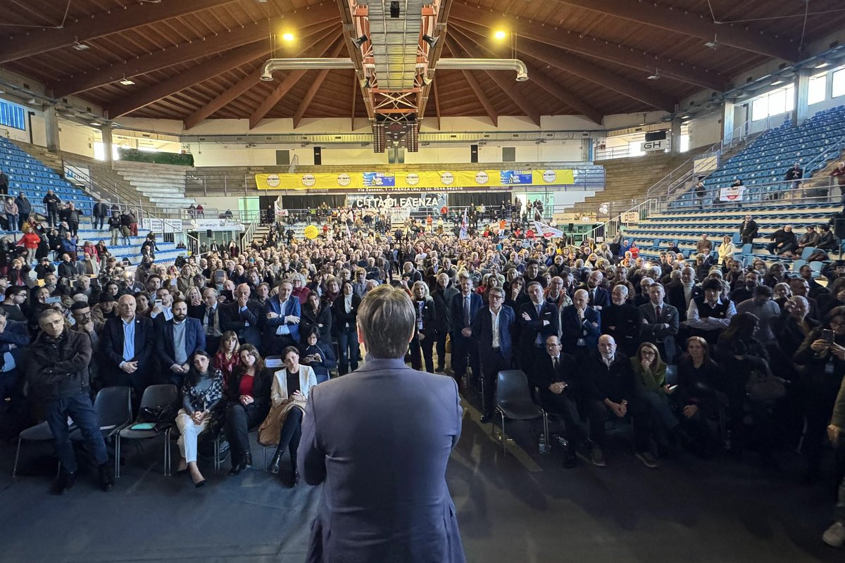 GiuseppeConteIT's tweet photo. Avevo visitato Faenza una domenica dello scorso maggio, pochi giorni dopo che l’alluvione aveva messo in ginocchio l’Emilia-Romagna e la sua comunità. Quel giorno incontrai donne e uomini provati - per nulla però rassegnati, anzi desiderosi di rimettersi in piedi al più presto. 

Oggi molti di quei volti erano qui con me all’assemblea regionale del Movimento 5 Stelle: oltre millecinquecento persone, una comunità piena di energia, protagonista di una splendida giornata di confronto. Membri storici e nuovi iscritti, amministratori e cittadini che volevano ascoltare, dialogare: abbiamo condiviso esperienze e delineato nuovi progetti per migliorare il prezioso lavoro che già stiamo facendo in Emilia-Romagna. 

Il dramma dell’alluvione ha inferto ferite profonde a questa gente; allo stesso tempo, però, ha fatto emergere la caparbietà e la determinazione di comunità laboriose e resilienti. Noi, dal canto nostro, abbiamo risposto presente: prima nel momento dell’emergenza, poi con donazioni, progetti e lavorando al fianco delle amministrazioni coinvolte nella ricostruzione. Lontano dai flash e dalle passerelle, lontano dalle frasi di circostanza: il Movimento 5 Stelle è al fianco dei cittadini emiliani e romagnoli.