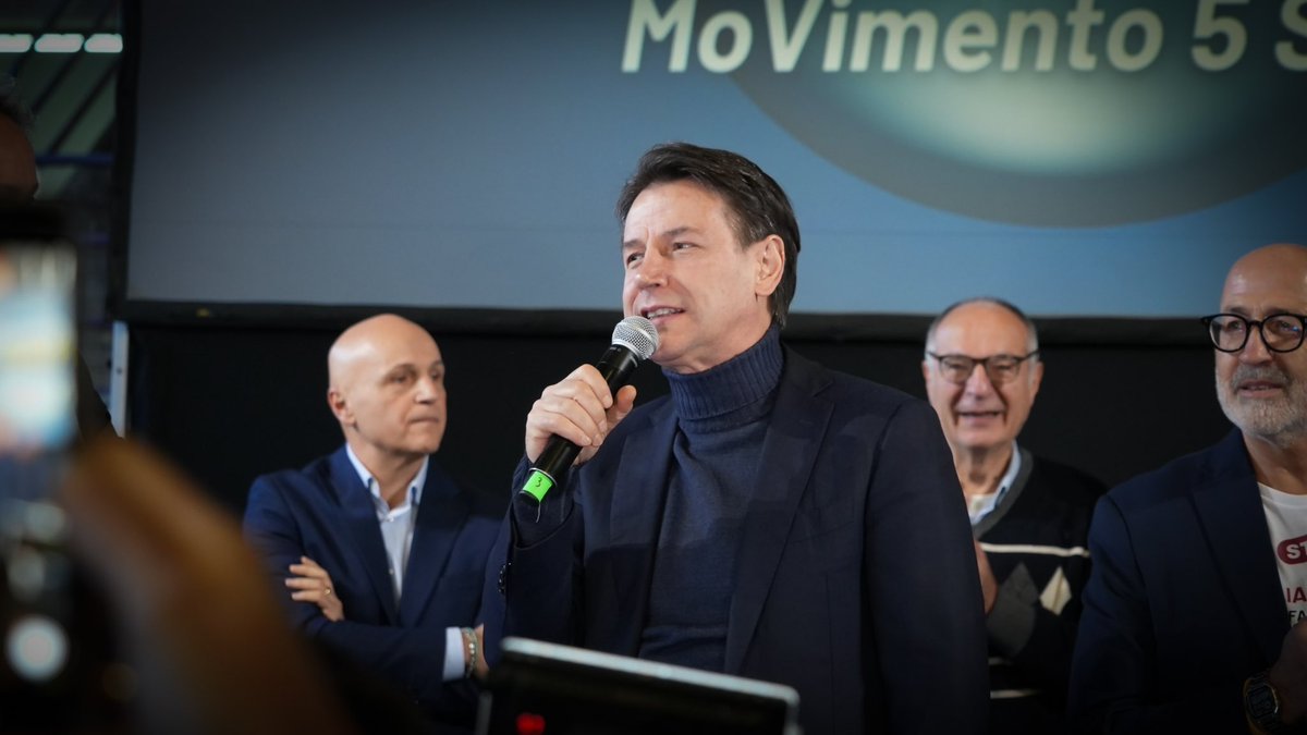 GiuseppeConteIT's tweet photo. Avevo visitato Faenza una domenica dello scorso maggio, pochi giorni dopo che l’alluvione aveva messo in ginocchio l’Emilia-Romagna e la sua comunità. Quel giorno incontrai donne e uomini provati - per nulla però rassegnati, anzi desiderosi di rimettersi in piedi al più presto. 

Oggi molti di quei volti erano qui con me all’assemblea regionale del Movimento 5 Stelle: oltre millecinquecento persone, una comunità piena di energia, protagonista di una splendida giornata di confronto. Membri storici e nuovi iscritti, amministratori e cittadini che volevano ascoltare, dialogare: abbiamo condiviso esperienze e delineato nuovi progetti per migliorare il prezioso lavoro che già stiamo facendo in Emilia-Romagna. 

Il dramma dell’alluvione ha inferto ferite profonde a questa gente; allo stesso tempo, però, ha fatto emergere la caparbietà e la determinazione di comunità laboriose e resilienti. Noi, dal canto nostro, abbiamo risposto presente: prima nel momento dell’emergenza, poi con donazioni, progetti e lavorando al fianco delle amministrazioni coinvolte nella ricostruzione. Lontano dai flash e dalle passerelle, lontano dalle frasi di circostanza: il Movimento 5 Stelle è al fianco dei cittadini emiliani e romagnoli.