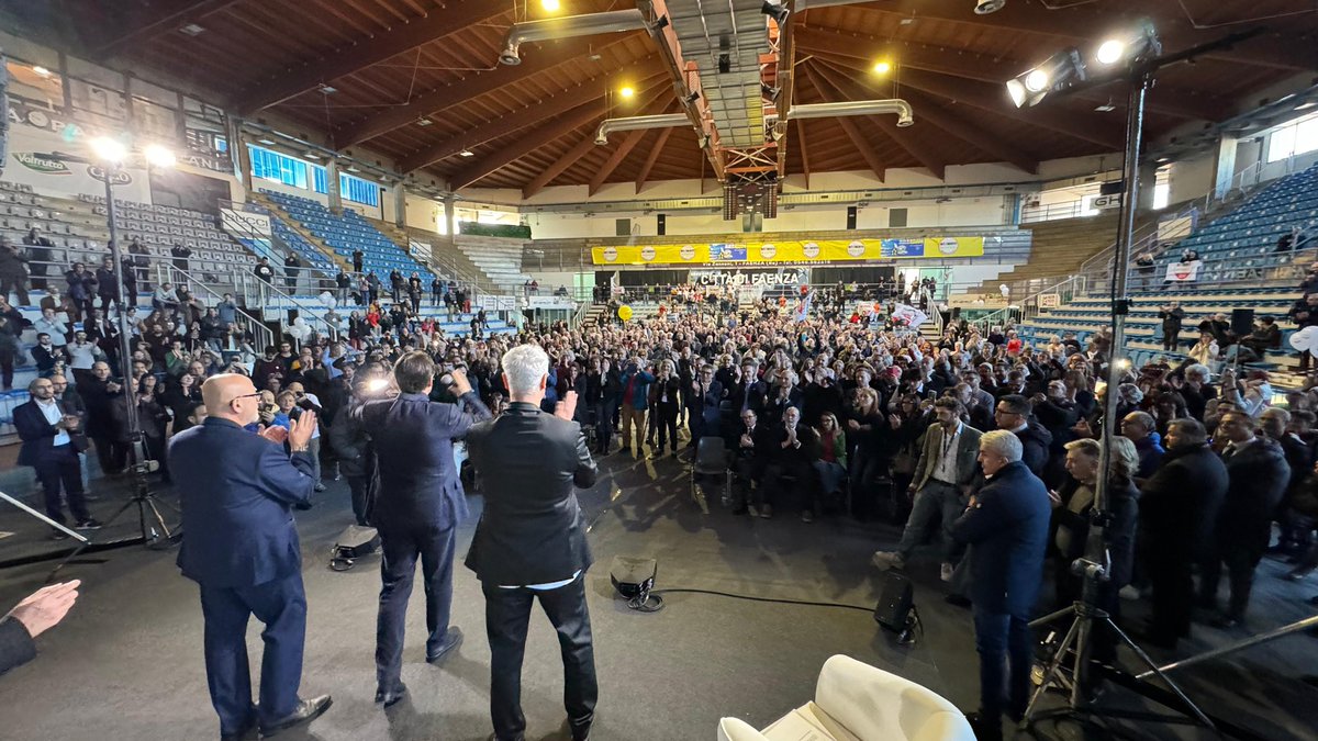 GiuseppeConteIT's tweet photo. Avevo visitato Faenza una domenica dello scorso maggio, pochi giorni dopo che l’alluvione aveva messo in ginocchio l’Emilia-Romagna e la sua comunità. Quel giorno incontrai donne e uomini provati - per nulla però rassegnati, anzi desiderosi di rimettersi in piedi al più presto. 

Oggi molti di quei volti erano qui con me all’assemblea regionale del Movimento 5 Stelle: oltre millecinquecento persone, una comunità piena di energia, protagonista di una splendida giornata di confronto. Membri storici e nuovi iscritti, amministratori e cittadini che volevano ascoltare, dialogare: abbiamo condiviso esperienze e delineato nuovi progetti per migliorare il prezioso lavoro che già stiamo facendo in Emilia-Romagna. 

Il dramma dell’alluvione ha inferto ferite profonde a questa gente; allo stesso tempo, però, ha fatto emergere la caparbietà e la determinazione di comunità laboriose e resilienti. Noi, dal canto nostro, abbiamo risposto presente: prima nel momento dell’emergenza, poi con donazioni, progetti e lavorando al fianco delle amministrazioni coinvolte nella ricostruzione. Lontano dai flash e dalle passerelle, lontano dalle frasi di circostanza: il Movimento 5 Stelle è al fianco dei cittadini emiliani e romagnoli.