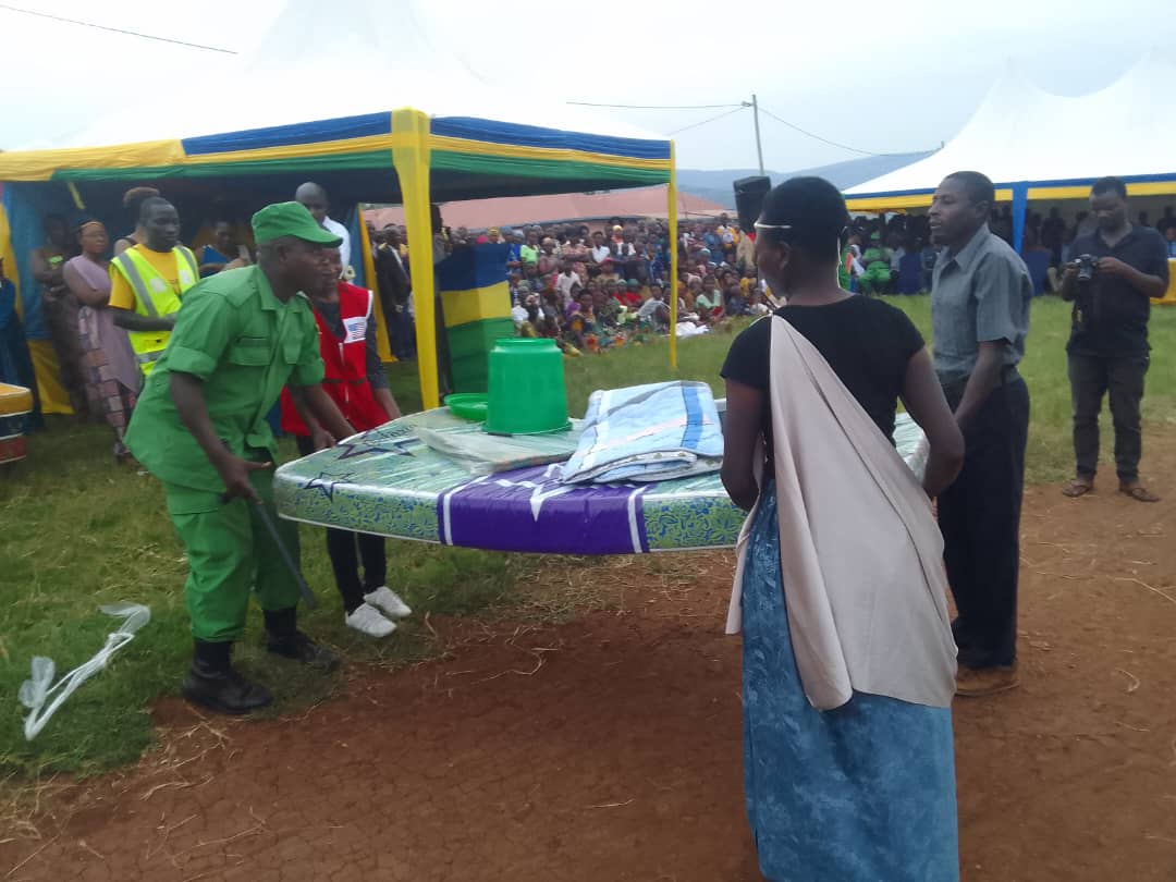 Ku wa 31 Umutarama 2024 @NashoSector imiryango 50 yavuye mu makimbirane ikaba ishoje amasomo ya Ndi Inyenyeri mu muryango baremewe ibikoresho bitandukanye.