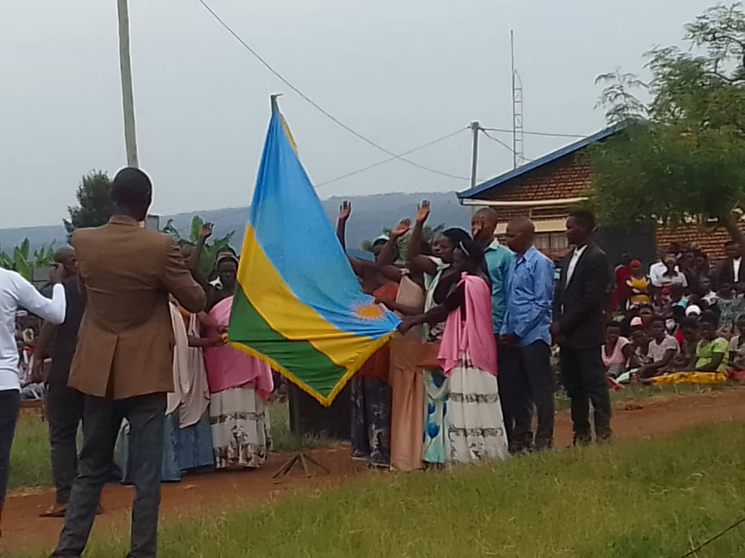 SectorNasho's tweet photo. Ku wa 31 Mutarama 2024 @Nashosector imiryango 50 Yabanaga mumakimbirane yashoje amasomo ya Ndi Inyenyeri mu Muryango; hasezeranywa imiryango 79 yabanaga itarasezeranye. Amiryango yashoje amasomo irishimira ko byayifashije kuva mumakimbirane  bakaba bari amahoro bari gutera imbere https://t.co/PnFVO83dr8