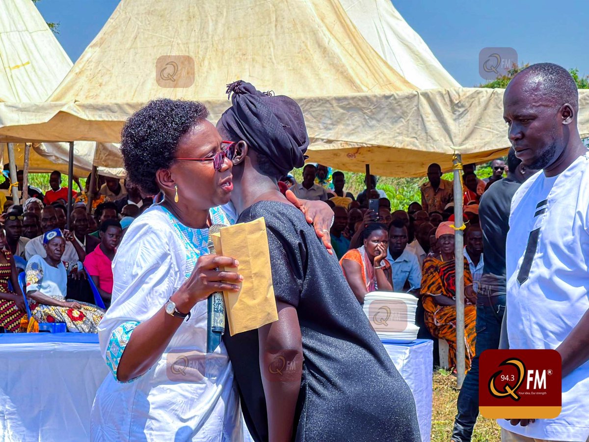943qfmlira's tweet photo. President Kaguta Museveni extended a heartfelt condolence, providing 10 million Ugandan Shillings to Irene, the widow of the late Beepee. Health Minister @JaneRuth_Aceng presented this compassionate offering during the burial in Inget, Okwalongween, Dokolo district.
#RIPBeepee
#943qfmupdates