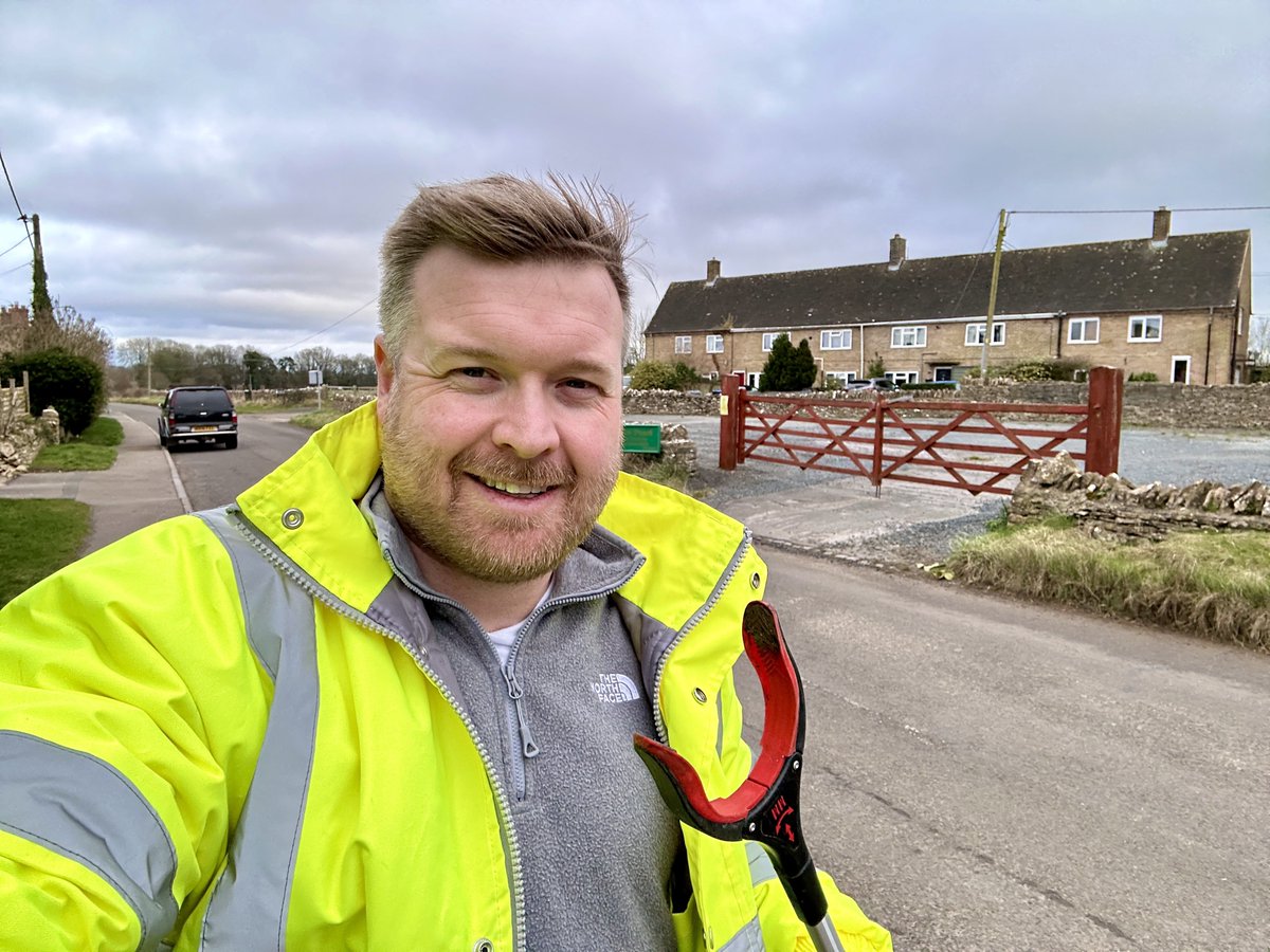 _LiamWalker_'s tweet photo. โป๏ธ๐ฎ A brilliant turnout for the annual #Leafield village litter pick this afternoon. Well done to Deborah and Michael for rallying the troops and providing essential refreshments after ๐ฐ๐ซ https://t.co/5xTxmEld7e