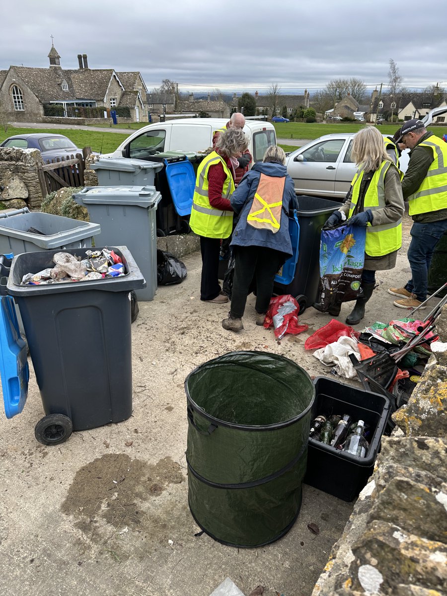 _LiamWalker_'s tweet photo. โป๏ธ๐ฎ A brilliant turnout for the annual #Leafield village litter pick this afternoon. Well done to Deborah and Michael for rallying the troops and providing essential refreshments after ๐ฐ๐ซ https://t.co/5xTxmEld7e
