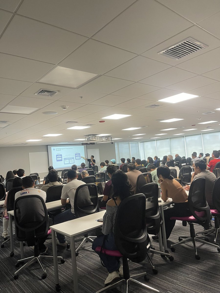 EthereumLima's tweet photo. ⬆️Estamos en el 7mo piso con los workshops para principiantes, intermedios &amp; desarrolladores 🚀 https://t.co/lN1vi59nZp