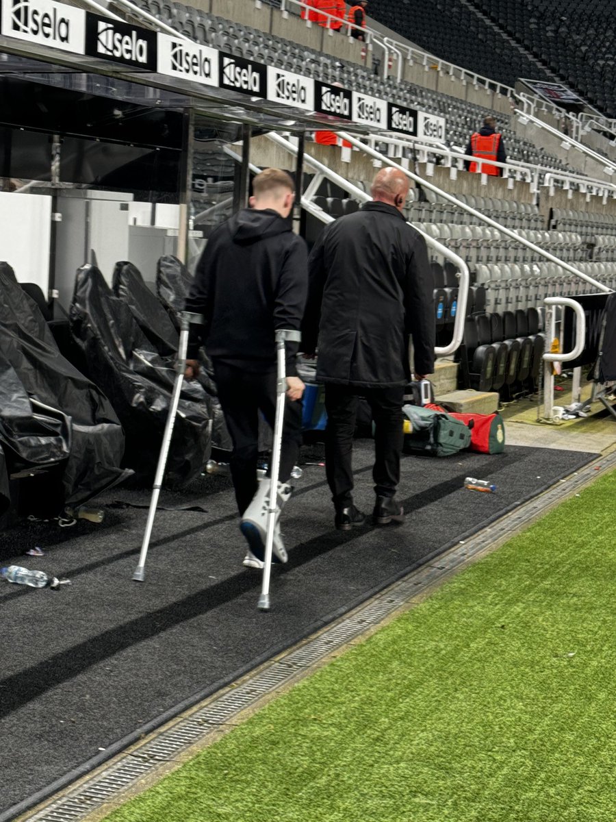 GeorgeCaulkin's tweet image. Anthony Gordon leaves the stadium on crutches. #NUFC